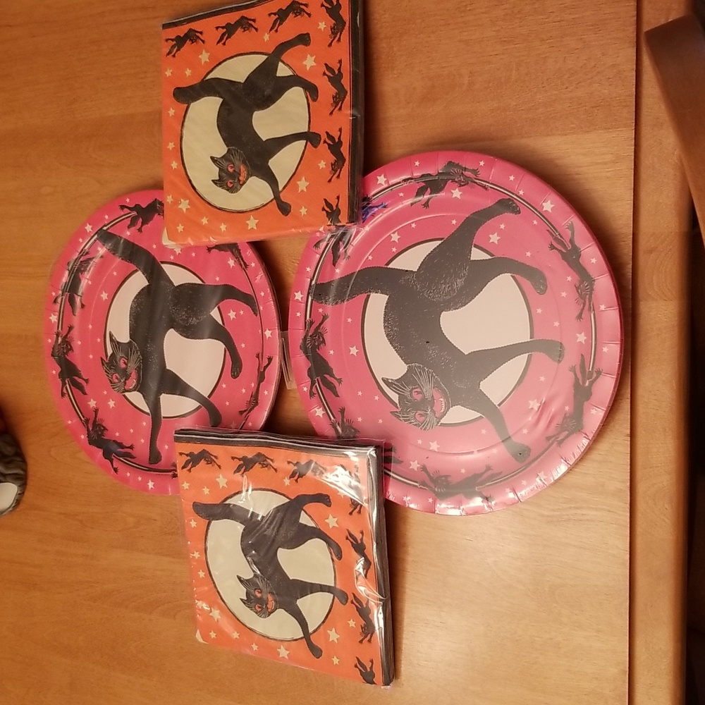 👻🎃 RETRO THROW BACK HALLOWEEN PAPER PLATES AND NAPKINS 🎃🧙‍♀️🧹